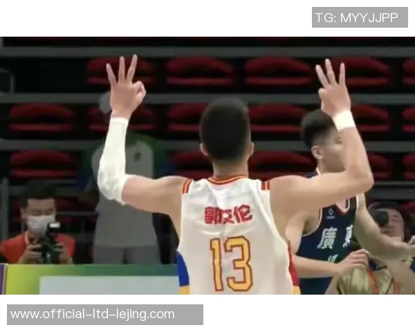 郭艾伦带领中国男篮奋勇拼搏展现青春力量与团队精神的精彩瞬间